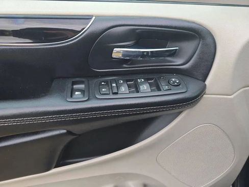 Used 2019 Dodge Grand Caravan SXT FWD image 14