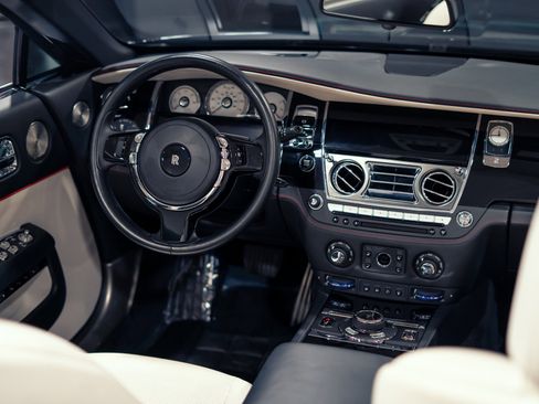Used 2018 Rolls-Royce Dawn RWD image 6