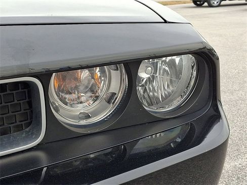 Used 2014 Dodge Challenger SXT image 12