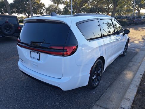 New 2026 Chrysler Pacifica Select image 4