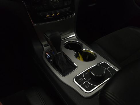 Used 2022 Jeep Grand Cherokee Laredo X image 30