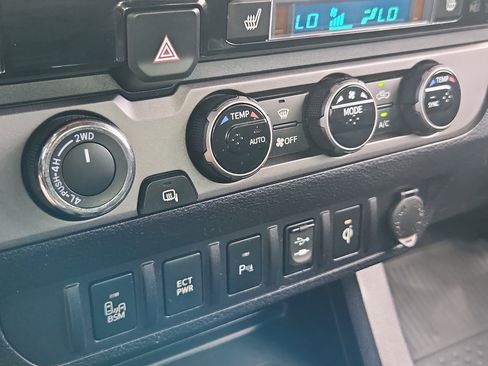 Used 2017 Toyota Tacoma TRD Sport w/ Premium & Technology Package image 22