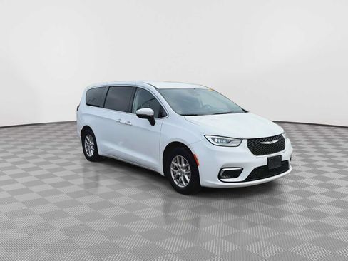 Used 2023 Chrysler Pacifica Touring-L FWD image 2