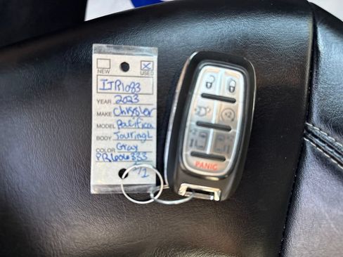 Used 2023 Chrysler Pacifica Touring-L FWD image 29