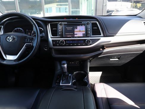 Used 2019 Toyota Highlander XLE image 25