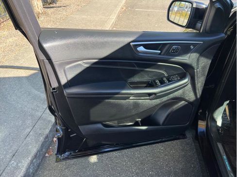 Used 2019 Ford Edge Titanium w/ Equipment Group 301A image 7