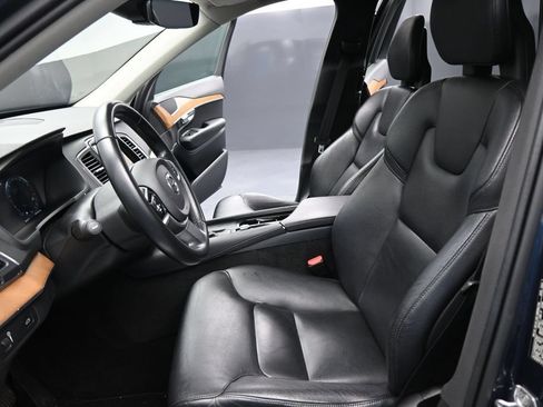 Used 2021 Volvo XC90 T5 Momentum w/ Protection Package Premier AWD/4WD image 8