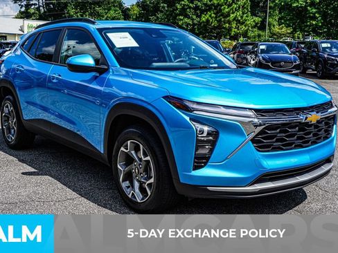 Used 2025 Chevrolet Trax LT FWD image 3