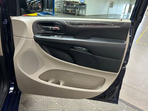 Used 2015 Chrysler Town & Country Touring FWD image 14