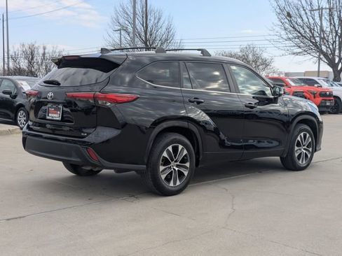 Used 2023 Toyota Highlander XLE image 6