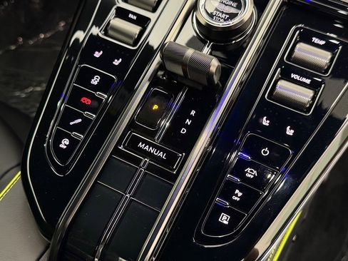 Used 2025 Aston Martin V8 Vantage Coupe image 24