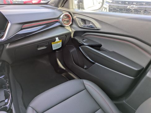 New 2025 Chevrolet Trax RS w/ Sunroof Package image 11