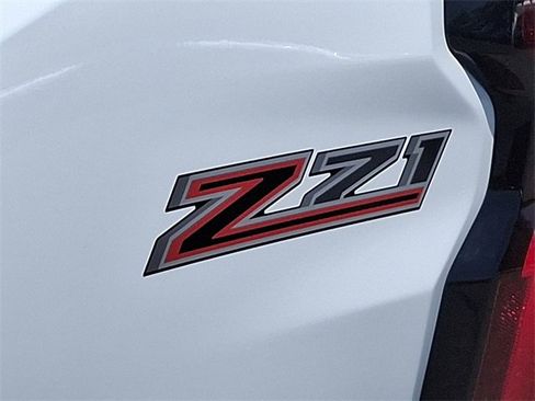 Used 2025 Chevrolet Colorado Z71 w/ Technology Package image 35