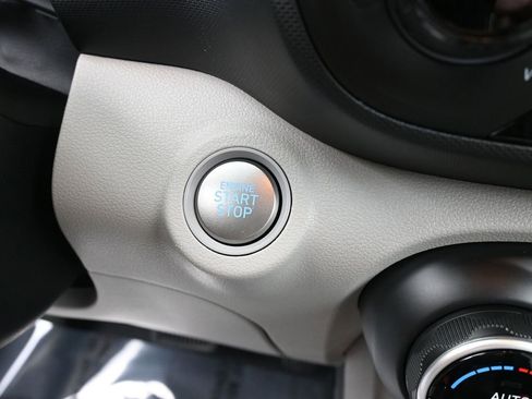 Certified 2025 Hyundai Venue SEL image 19