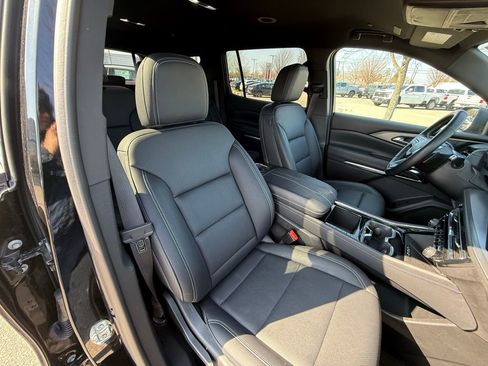 Used 2025 Chevrolet Traverse LT image 30