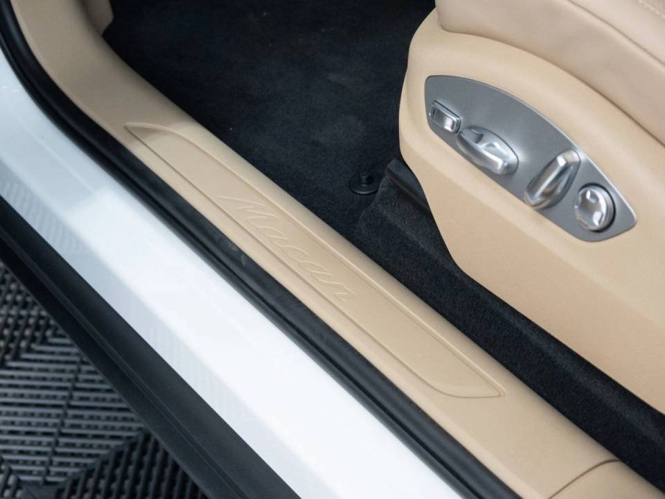 Certified 2026 Porsche Macan AWD/4WD image 10