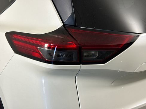 Used 2023 Nissan Rogue SV image 36