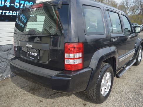 Used 2010 Jeep Liberty Sport image 4