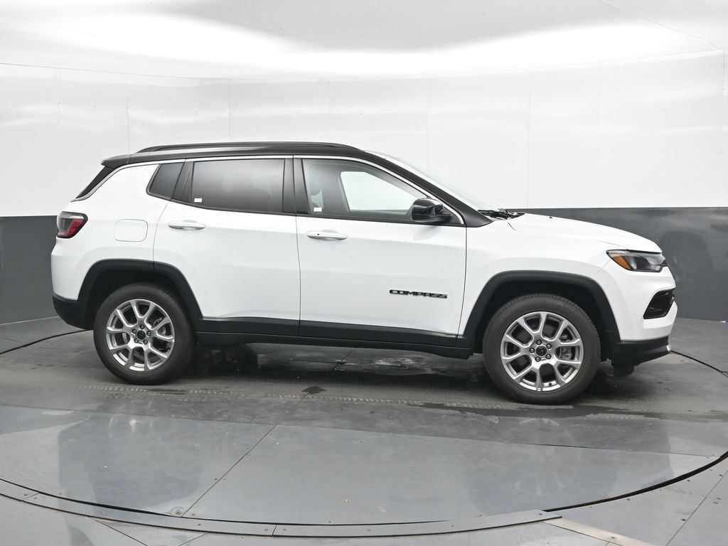 Used 2025 Jeep Compass Limited AWD/4WD image 4