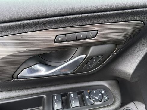 Used 2024 GMC Terrain SLT w/ Infotainment Package II image 16