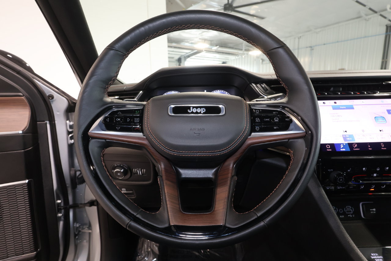 Used 2025 Jeep Grand Cherokee Summit w/ Adv Protech Group IV AWD/4WD image 10