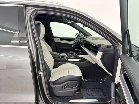Certified 2025 Porsche Cayenne S AWD/4WD image 30