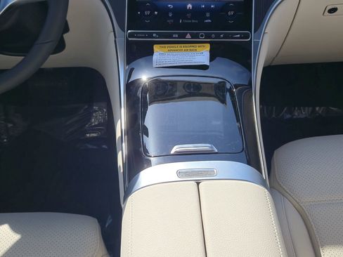 Used 2025 Mercedes-Benz GLC 300 4MATIC image 12