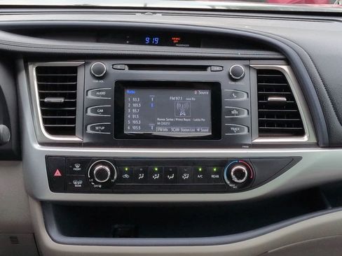 Used 2014 Toyota Highlander LE FWD image 17