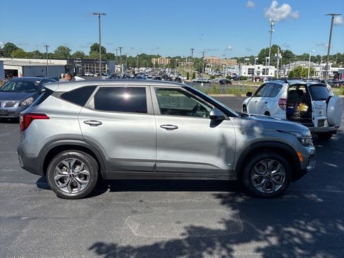Used 2024 Kia Seltos LX AWD/4WD image 9