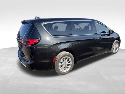 Used 2023 Chrysler Pacifica Touring-L w/ Uconnect Theater Family Group image 12