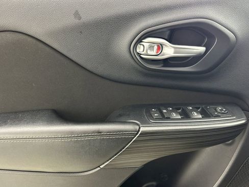 Used 2016 Jeep Cherokee Sport FWD image 11