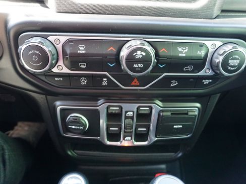 Used 2020 Jeep Wrangler Unlimited Sahara AWD/4WD image 19