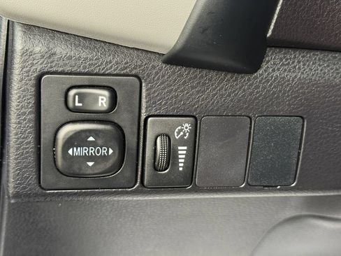 Used 2018 Toyota Corolla LE FWD image 18