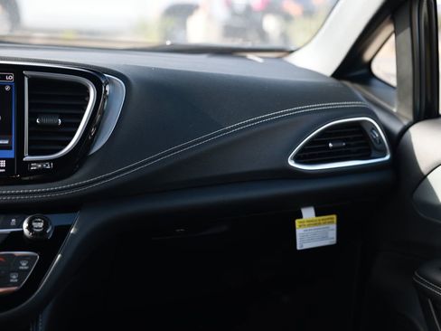 New 2026 Chrysler Pacifica Limited image 25