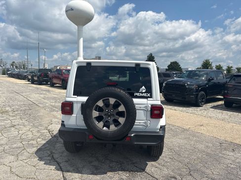 Used 2019 Jeep Wrangler Unlimited Sahara AWD/4WD image 7