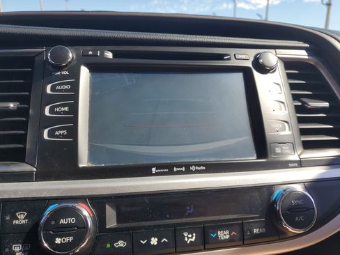 Used 2018 Toyota Highlander XLE image 25