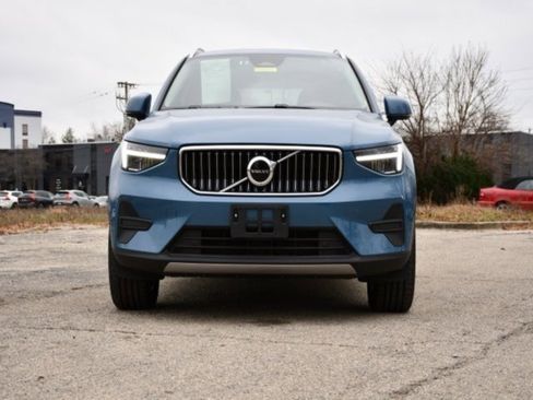 Certified 2025 Volvo XC40 B5 Core image 2