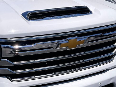 Used 2025 Chevrolet Silverado 2500 High Country w/ High Country Premium Package AWD/4WD image 29