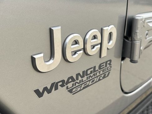 Used 2018 Jeep Wrangler Unlimited Sport S AWD/4WD image 10