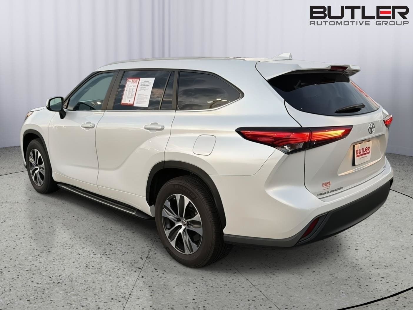 Certified 2023 Toyota Highlander XLE FWD image 4