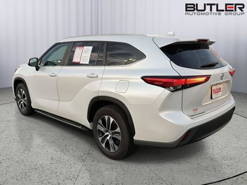 Certified 2023 Toyota Highlander XLE FWD image 4