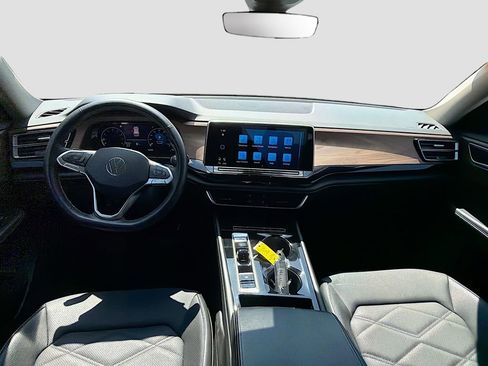 Used 2024 Volkswagen Atlas SE image 16