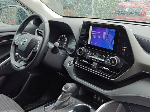 Used 2024 Toyota Highlander LE image 30