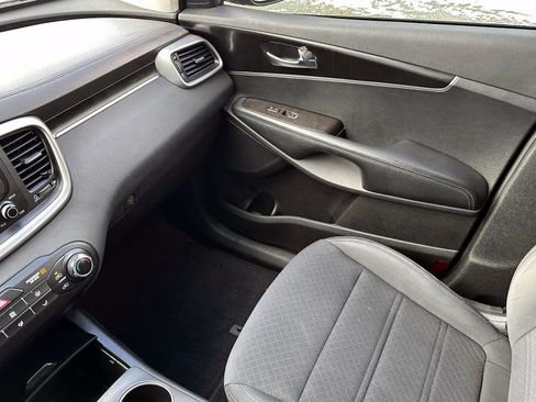 Used 2017 Kia Sorento LX image 29