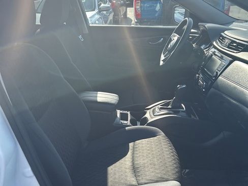 Used 2018 Nissan Rogue SV w/ Premium Package image 10