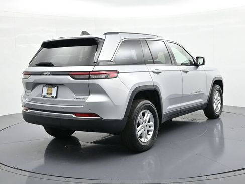 Used 2023 Jeep Grand Cherokee Laredo w/ Luxury Tech Group I AWD/4WD image 6