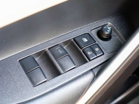 Used 2025 Toyota Corolla Cross LE FWD image 18