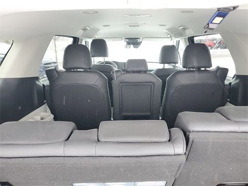 Used 2024 Kia Carnival LX image 6