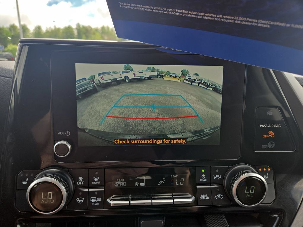 Used 2023 Toyota Highlander XLE AWD/4WD image 10
