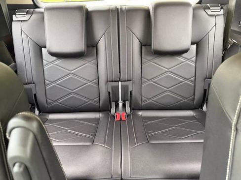 Used 2024 Volkswagen Atlas SE AWD/4WD image 16